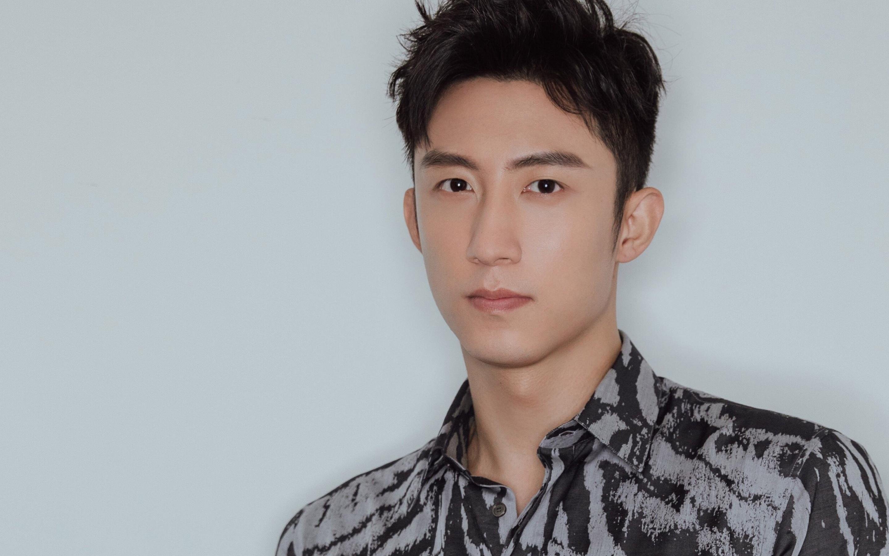 女足比赛中,中国队员朱某表现出色,中国女足朱薇