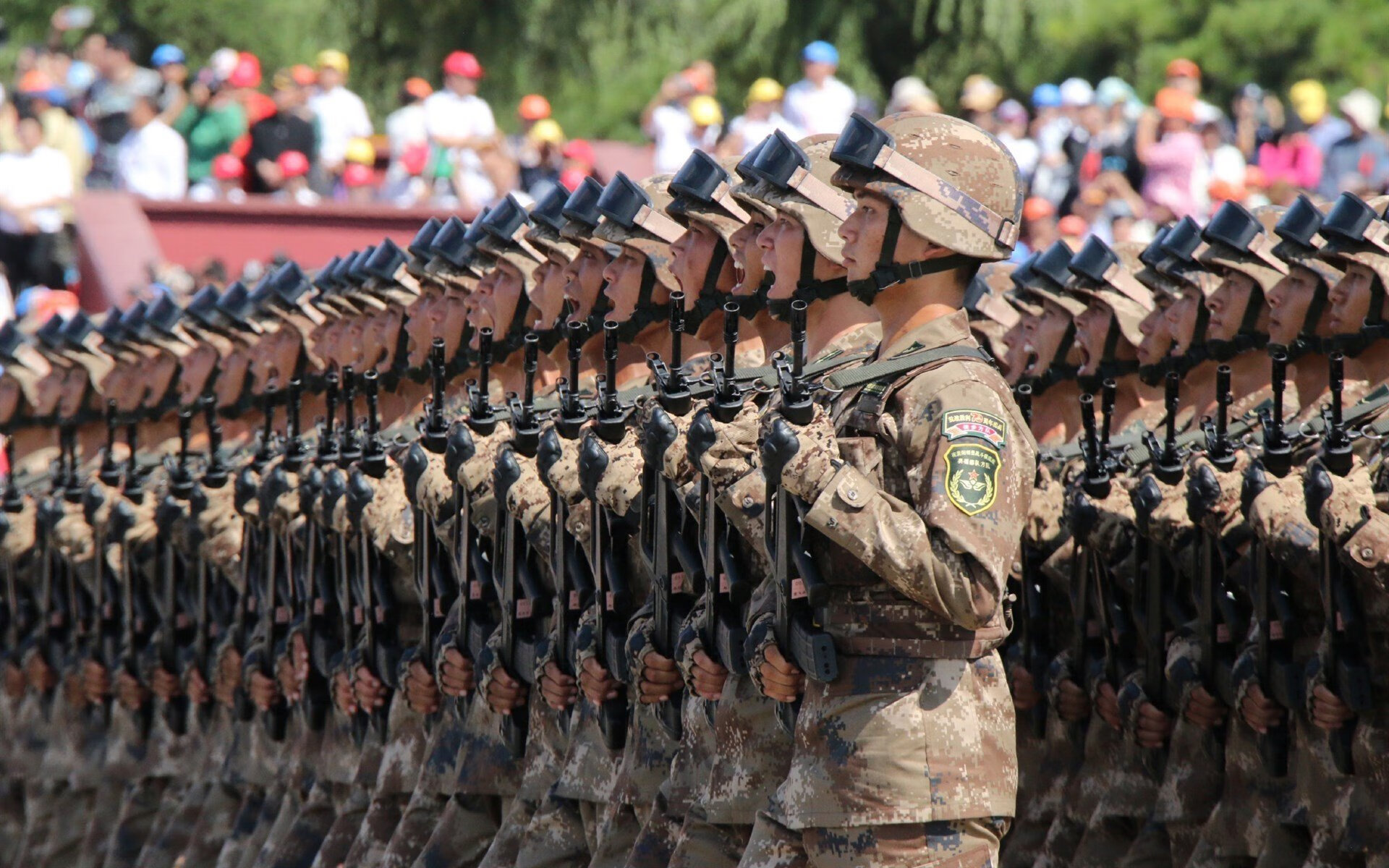 雷霆完封勇士，季后赛首轮中亚历山大双手暴扣点燃全场，雷霆队亚历山大百度百科